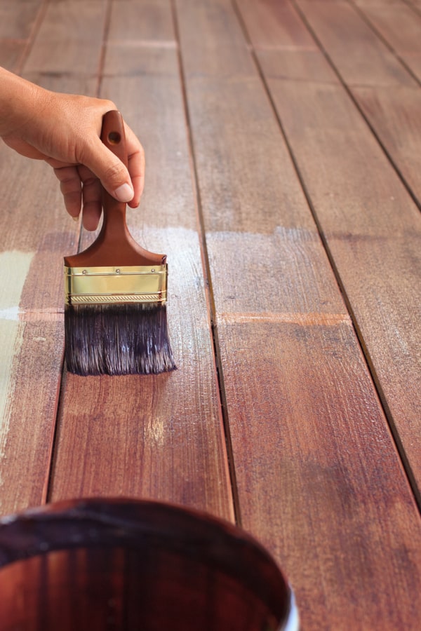  Peignez le plancher en bois 