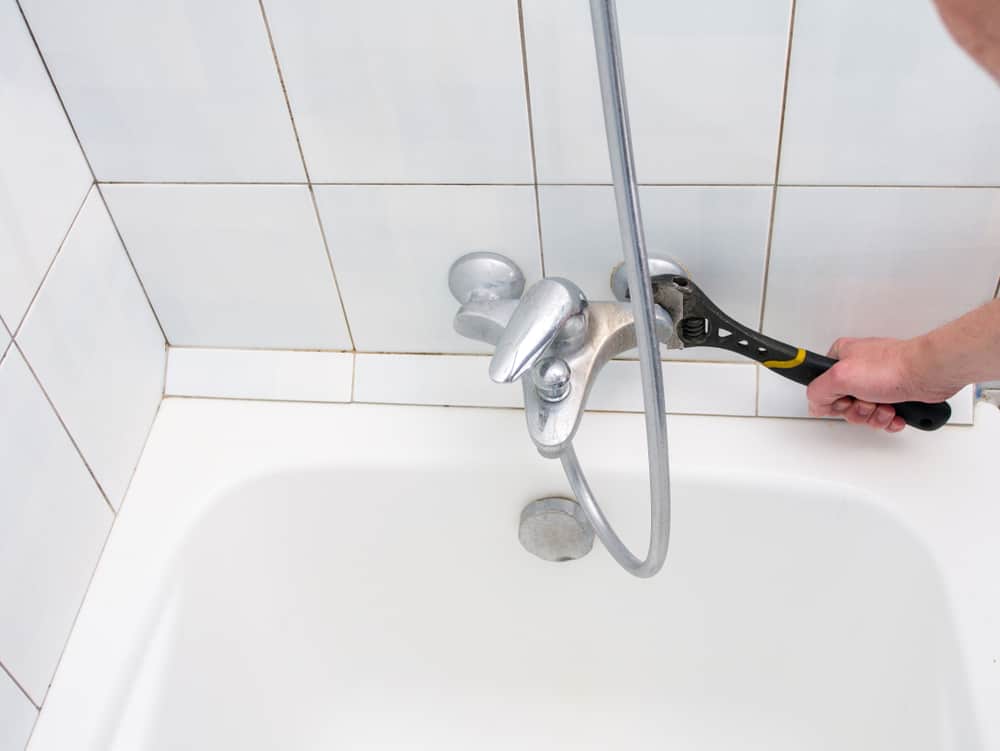11 Easy Steps To Fix A Leaky Bathtub Faucet, How To Repair Delta Bathtub Faucet Leak