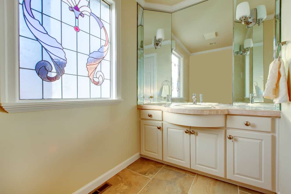 31 Design Ideas That Make Small Bathrooms Look Bigger - Should Bathroom Cabinets Be Lighter Or Darker Than Walls