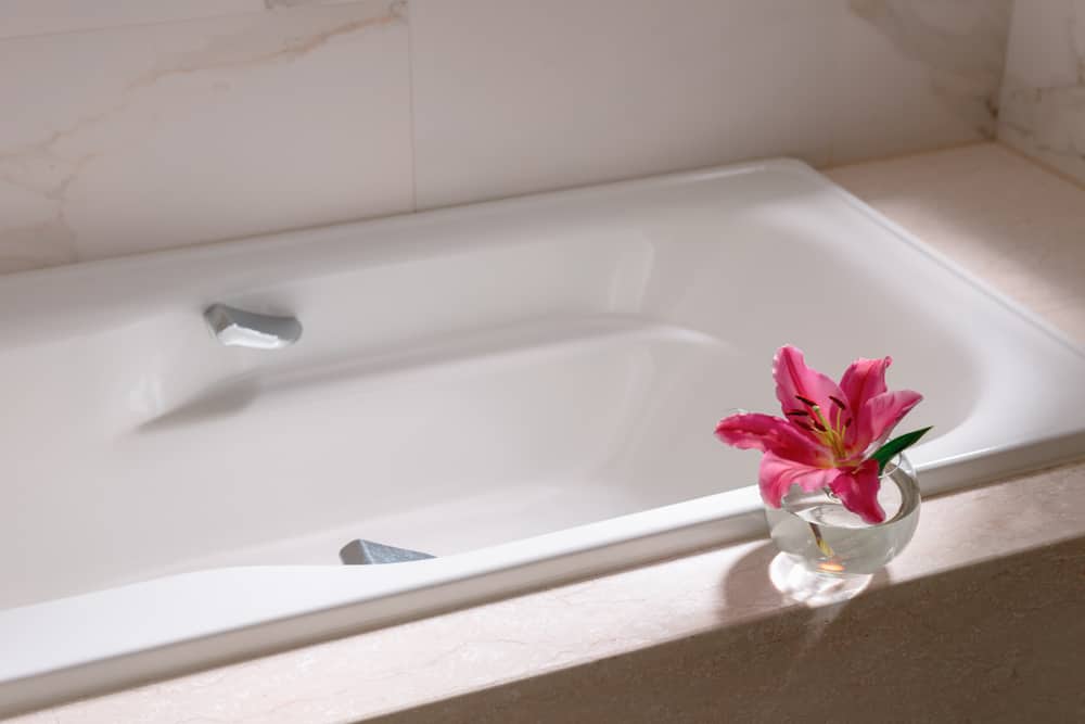 9 Easy Steps To Caulk Your Bathtub, How To Caulk A Large Gap In Bathtub