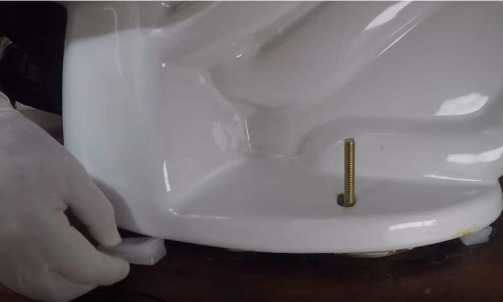 5 Easy Steps To Fix A Wobbly Toilet - How To Mend A Wobbly Toilet Seat