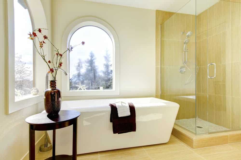 11 Tips To Clean Fiberglass Shower, How To Remove Yellow Stains From Plastic Bathtub