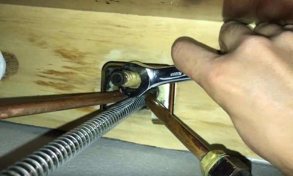 How to Tighten a Kitchen Faucet 