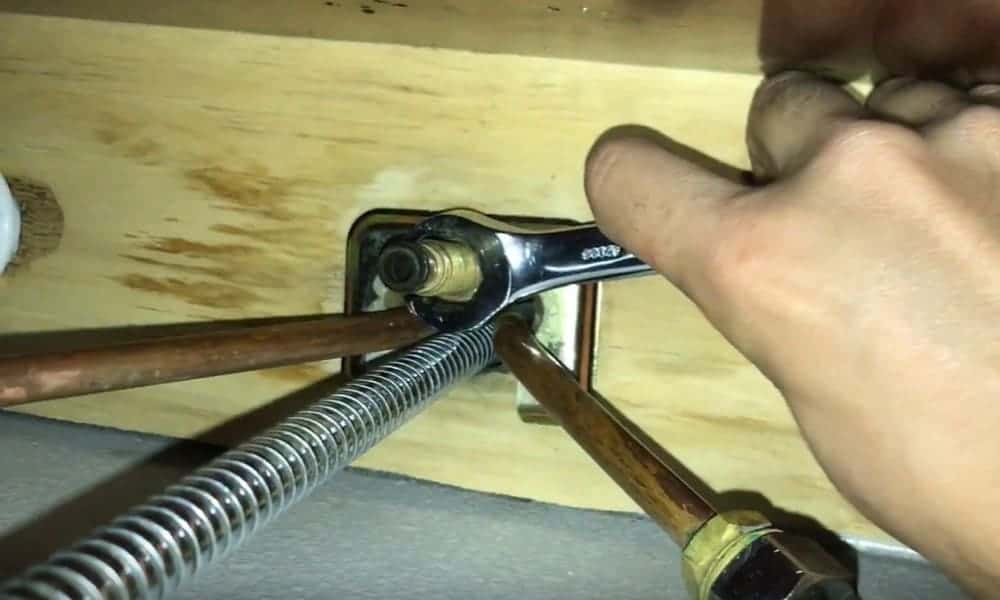 How to Tighten a Kitchen Faucet 2 How to Tighten a Kitchen Faucet