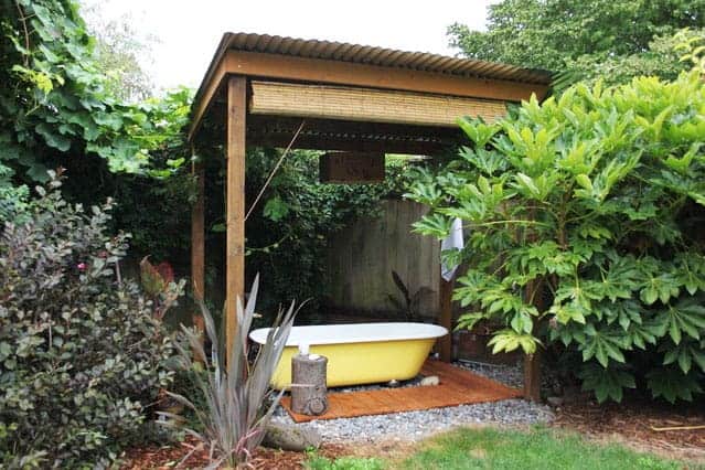 Fab DIY Outdoor Clawfoot Hot Tub – Improvisedlife.com